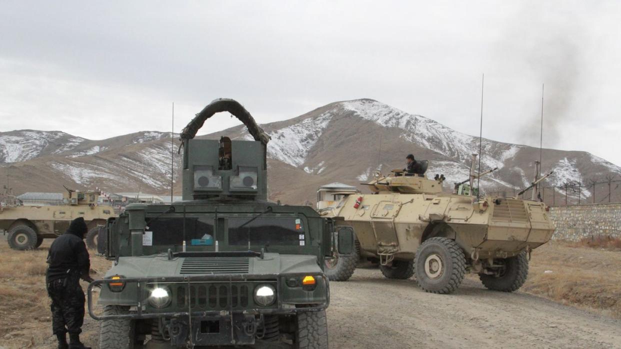 Militärfahrzeuge stehen in der Nähe des Ortes der Explosion  in der Provinz Ghasni.