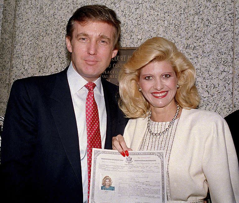 Donald Trump y su entonces esposa, Ivana Trump, posan afuera del Tribunal Federal de Nueva York, después de que ella prestó juramento como ciudadana estadounidense, en mayo de 1988