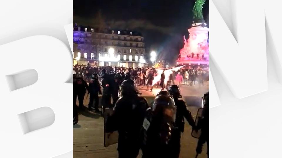 Une grenade explose a proximité d'un manifestant, le 21 mars 2023 place de la République, à Paris - Capture d'écran Blast