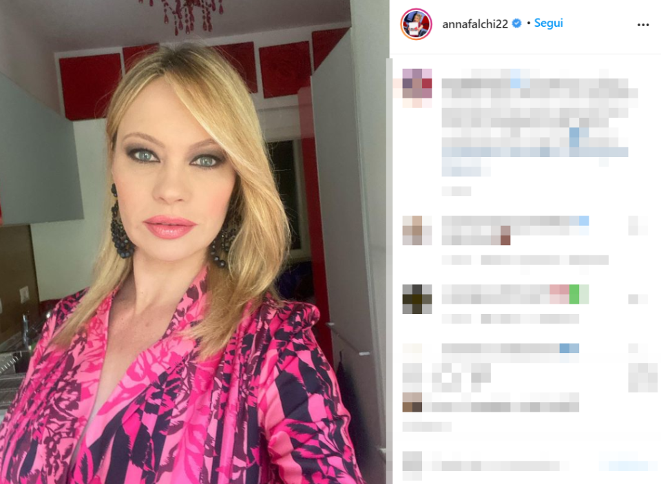 <p>Il biondo ha lasciato spazio a un cioccolato e il taglio con frangetta sbarazzina è cortissimo. Il nuovo look sfoggiato su Instagram ha riscosso un notevole successo: “Wow Anna pazzesca!!!”, “I capelli corti possono permetterseli in pochissime....tu sei tra quelle”, “Risaltano i tuoi bellissimi occhi”, hanno scritto in molti. C’è però chi, pur apprezzando il taglio, nutre qualche dubbio: “Ti sta un amore ma...non so perché....penso sia un pesce d aprile”, avanza un altro utente.</p> 