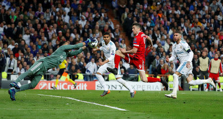 Soccer Football - Champions League Semi Final Second Leg - Real Madrid v Bayern Munich - Santiago Bernabeu, Madrid, Spain - May 1, 2018 Real Madrid's Keylor Navas in action with Bayern Munich's Robert Lewandowski REUTERS/Paul Hanna