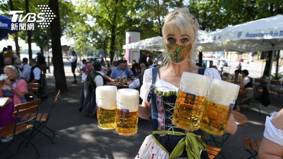 去年慕尼黑啤酒節因疫情停辦，當地民眾自發迷你啤酒節。（圖／達志影像路透社）