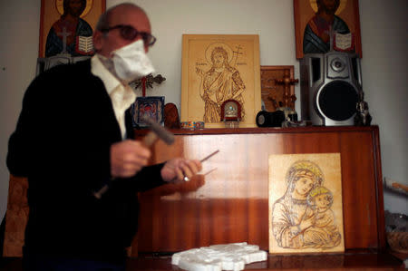 Christian artist and sculptor Naser Jeldha crafts a sculpture in his studio in Gaza City December 4, 2016. REUTERS/Suhaib Salem