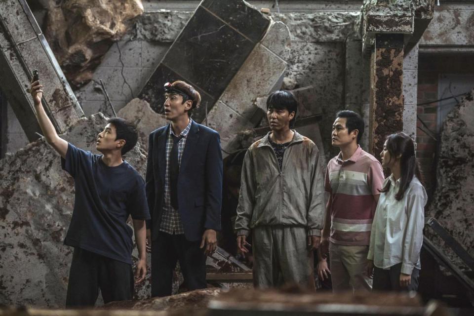 南多凜（左起）、李光洙、車勝元、金成均、金慧峻在《天坑》一起掉入滲穴之中。（翻攝自daum movie）  