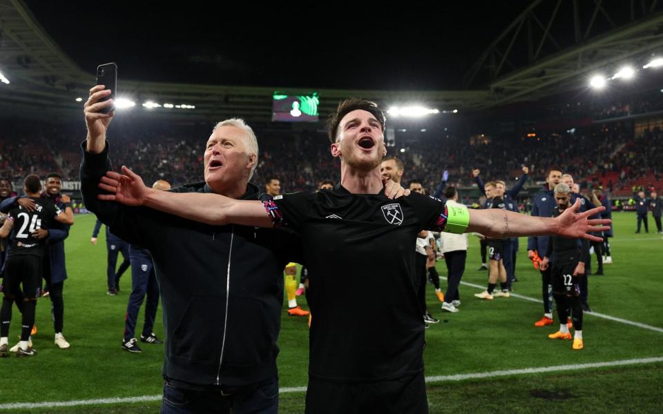 Declan Rice of West Ham United celebrates victory after the UEFA Europa Conference League semi-final second leg match between AZ Alkmaar and West Ham United at AFAS Stadion on May 18, 2023 in Alkmaar, Netherlands - Getty Images/Dean Mouhtaropoulos