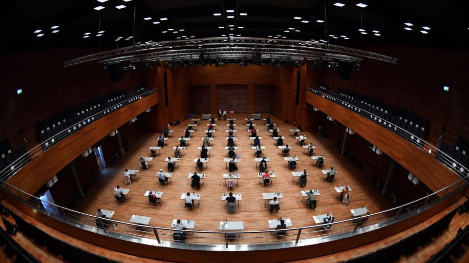 Der Präsident der Hochschulrektorenkonferenz fordert für bestimmte Lehrveranstaltungen, Prüfungen und die Bibliotheksleihe Ausnahmen von den Notbremse-Regeln.