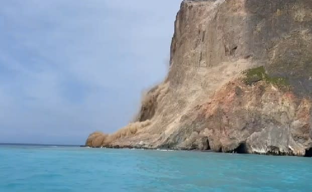 龜山島附近海域昨天連5震，今日上午又發生大規模山崩。（圖／東森新聞）