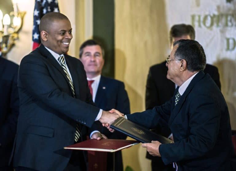 US Transportation Secretary Anthony Foxx (L) and Cuban Minister of Transportation Adel Yzquierdo shake hands after signing an agreement authorizing daily commercial flights in Havana, on February 16, 2016