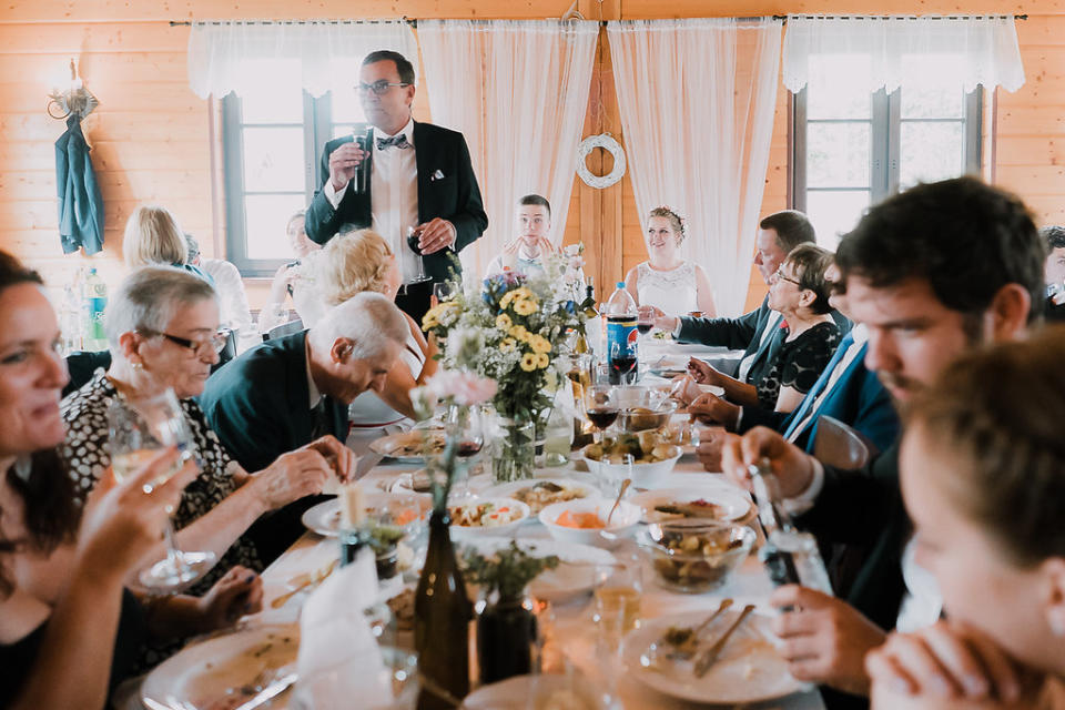 The guests eating together. [Photo: Bureniusz]