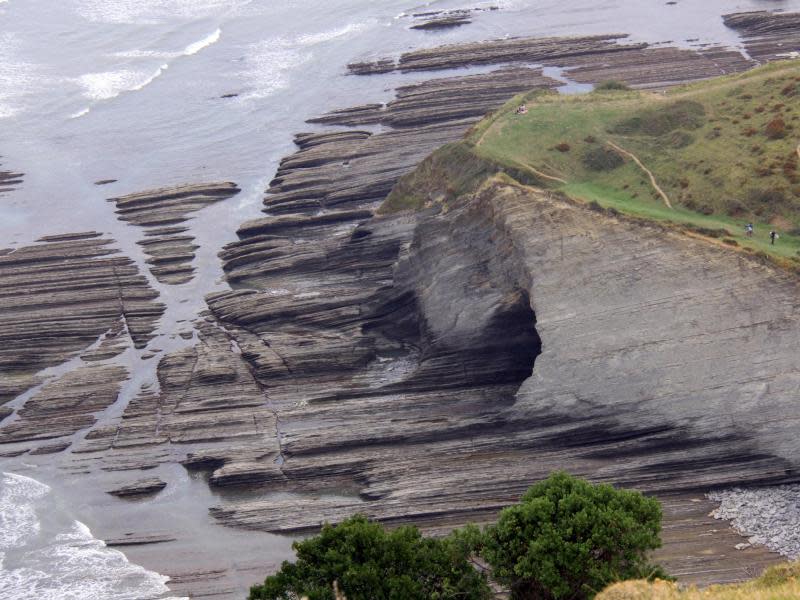 Jede Felsplatte entspricht rund 10.000 Jahren: Der Flysch-Küstenwanderweg zwischen Zumaia und Deba erzählt von 50 Millionen Jahren Erdgeschichte. Foto: Manuel Meyer