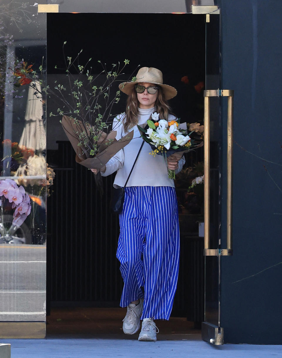 Elizabeth Olsen en pantalon façon pyjama