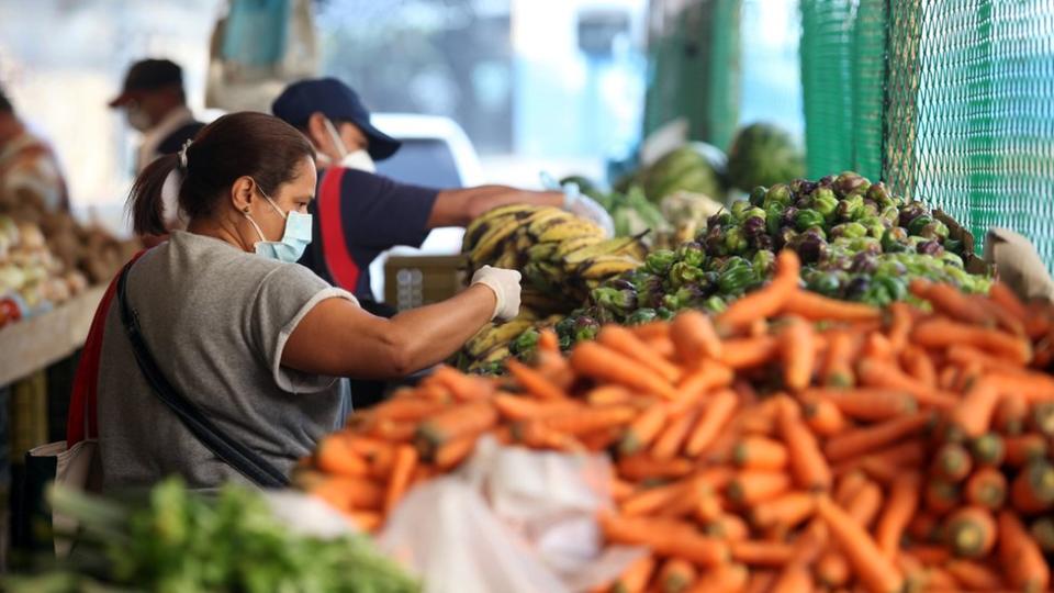 Mujer en un mercado en Caracas, Venezuela