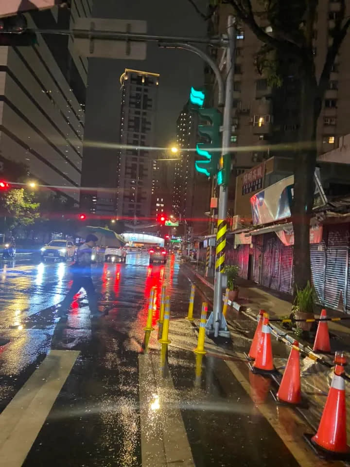 「會走路的紅綠燈」，經過時不注意就可能會撞上發生意外，新北市交通局已做出改善。翻攝《路上觀察學院》社團