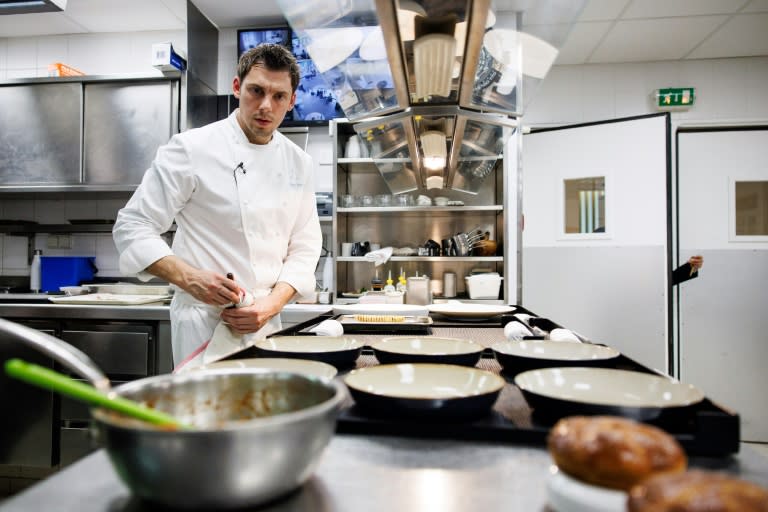 Le chef étoilé de "La Table du Castellet", Fabien Ferré, dans son restaurant, le 13 avril 2024 (CLEMENT MAHOUDEAU)