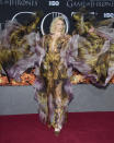 <p>Gwendoline Christie presumió en la alfombra roja de su espectacular diseño de Iris van Herpen que mezclaba distintas tonalidades de color tierra, rosa y oro. (Foto: Evan Agostini / Invision / AP). </p>