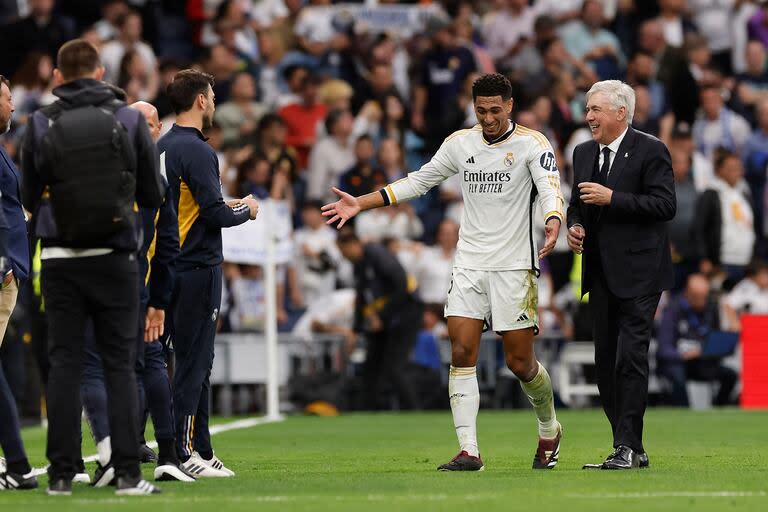 Jude Bellingham festeja con el DT Carlo Ancelotti; Real Madrid llega con envión ganador a la final de la Champions League