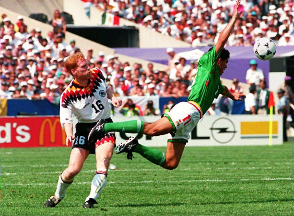 Le libéro rouquin (ici à la World Cup 1994) est né à Dresde, en RDA. Âgé de 22 ans au moment de la chute du Mur, le Ballon d'or 1996 sera le premier football est-allemand à rejoindre la Mannschaft réunie. Toni Kroos, lui, vient au monde quelques mois plus tard, le 4 janvier 1990 à Greifswald, en Allemagne de l'Est.