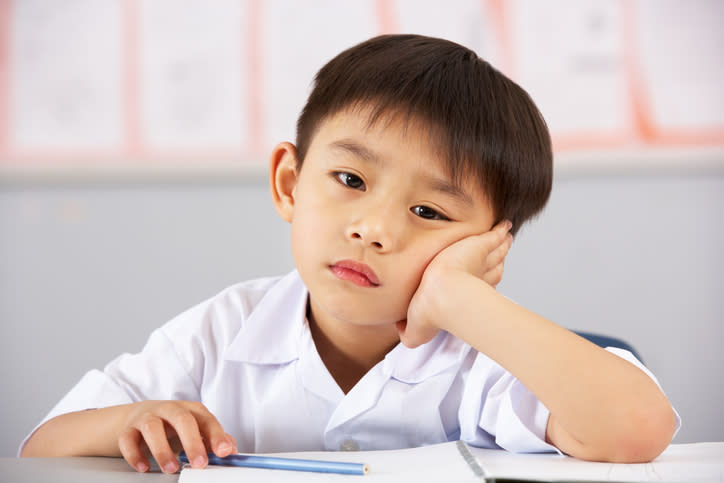 選擇性緘默症的症狀通常在孩子入學後才被發現，在學校環境中，孩子通常非常安靜，甚至持續相當長的一段時間都不說話。