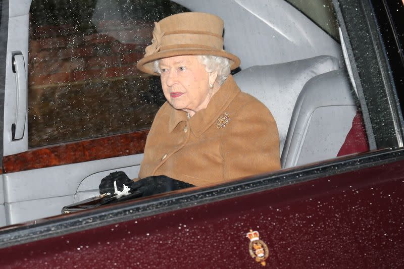 La reina Isabel de Gran Bretaña sale de la iglesia de Santa María Magdalena en Sandringham