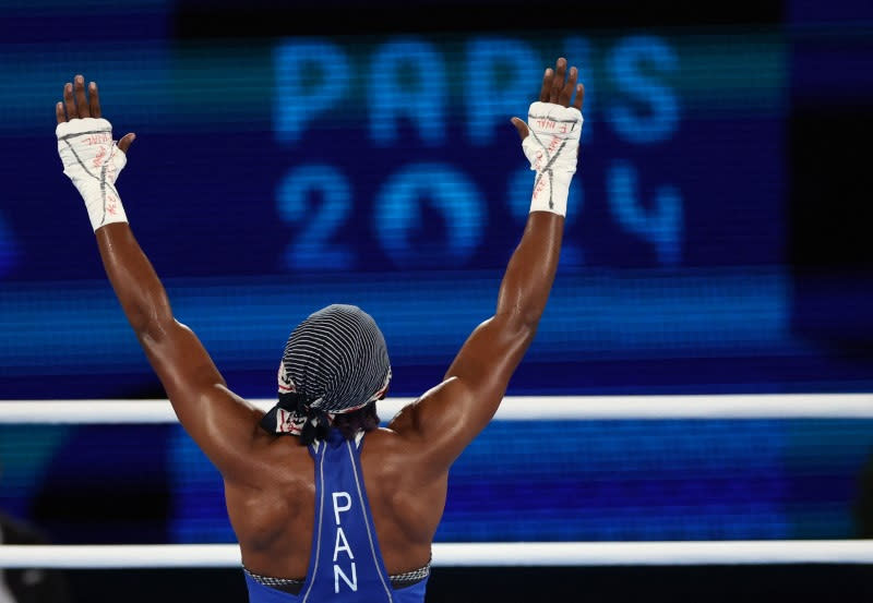 Atheyna Bylon alza los brazos tras finalizar la pelea por la medalla de oro en los Juegos Olímpicos