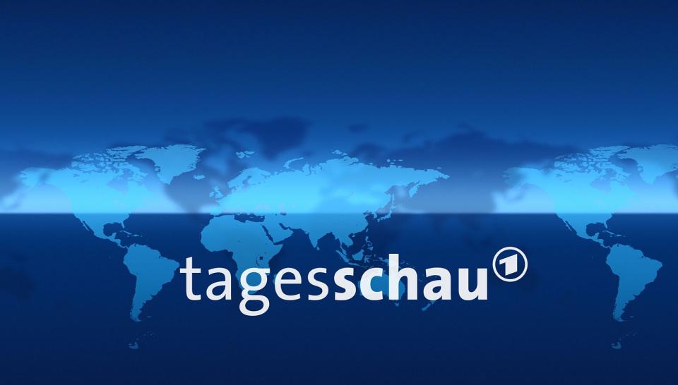 Am 27. November 2021 wunderten sich "Tagesschau"-Zuschauer erneut, als die Sendung nicht pünktlich um 20 Uhr, sondern erst 44 Sekunder später begann. Judith Rakers klärte bei Twitter auf: "Wir hatten ein technisches Problem mit einer falsch verknüpften Grafik (Bundesliga), die uns dann den Vorspann zerschossen hat", schrieb die "Tagesschau"-Sprecherin. (Bild: SWR / Benoît Lindner)