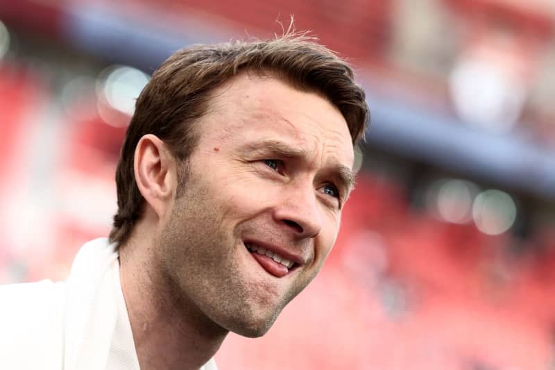 Leverkusen's sports director Simon Rolfes reacts ahead of the German Bundesliga soccer match between Bayer 04 Leverkusen and SV Werder Bremen at BayArena. Rolf Vennenbernd/dpa