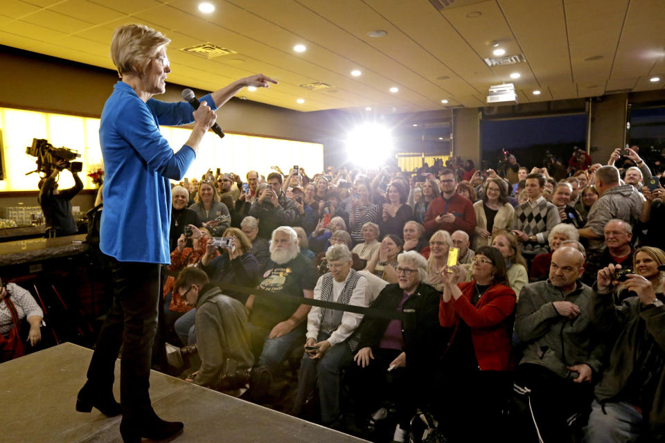 Sen. Elizabeth Warren (D-Mass.) speaks at McCoy's Bar Patio and Grill in Council Bluffs, Iowa, on Jan. 4. (Photo: ASSOCIATED PRESS)