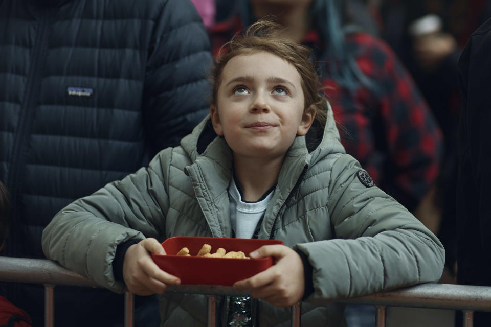 Un niño observa cómo se inflan los globos de helio para el Desfile del Día de Acción de Gracias de Macy's, el miércoles 23 de noviembre de 2022, en Nueva York. (Foto AP/Andrés Kudacki)