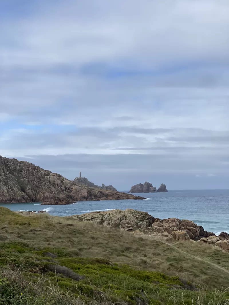 Al fondo, el faro de Cabo Vilán