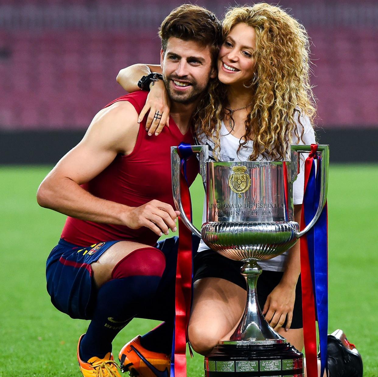 Shakira and Gerard Piqué pose with the Copa del Rey after Barcelona won the competition in 2015