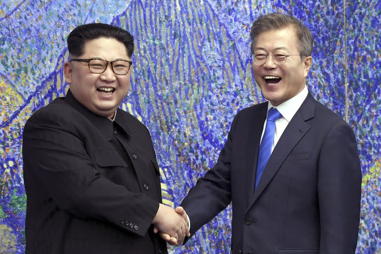 El líder norcoreano Kim Jong Un, a la izquierda, posa con el presidente surcoreano Moon Jae-in en 2018