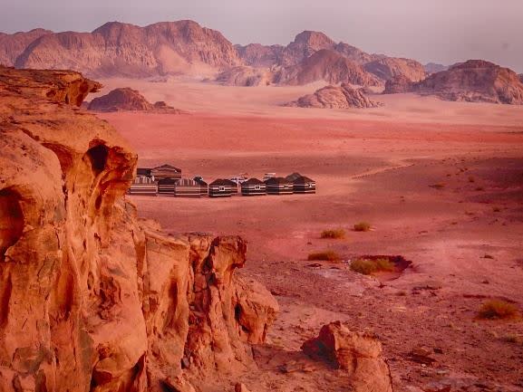 Booking精選全球5間沉浸式沙漠旅宿。（圖／Booking提供）