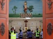 Police officers work at the scene at St. Sebastian Catholic Church, after bomb blasts ripped through churches and luxury hotels on Easter, in Negombo, Sri Lanka April 22, 2019. REUTERS/Athit Perawongmetha TPX IMAGES OF THE DAY