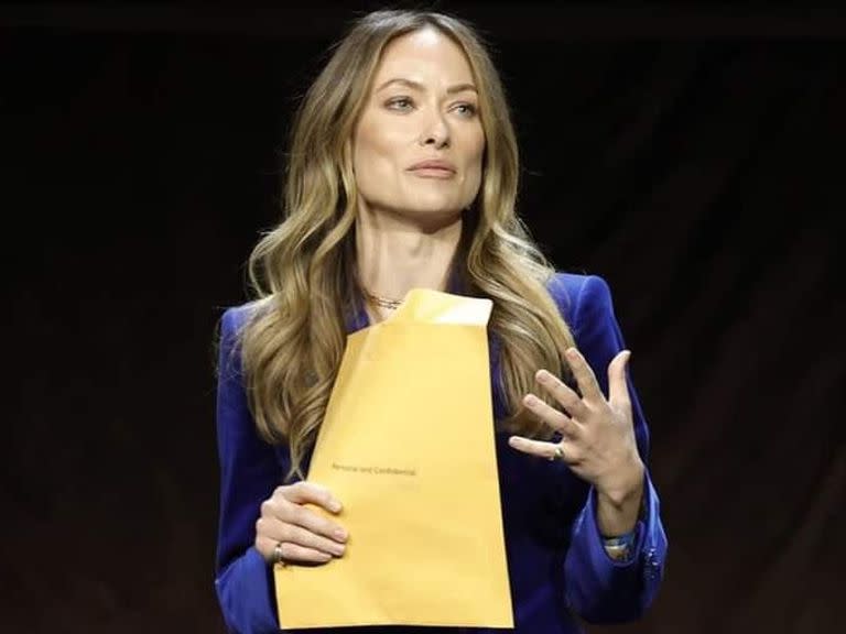 Olivia Wilde, en el momento en el que recibió los documentos legales.