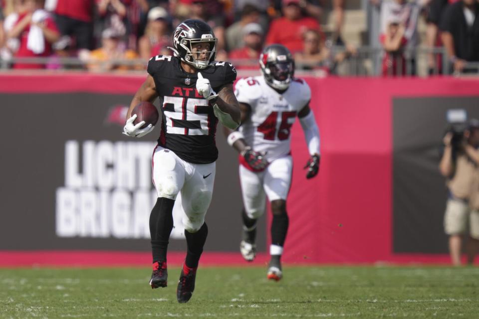 Atlanta Falcons running back Tyler Allgeier makes a catch.