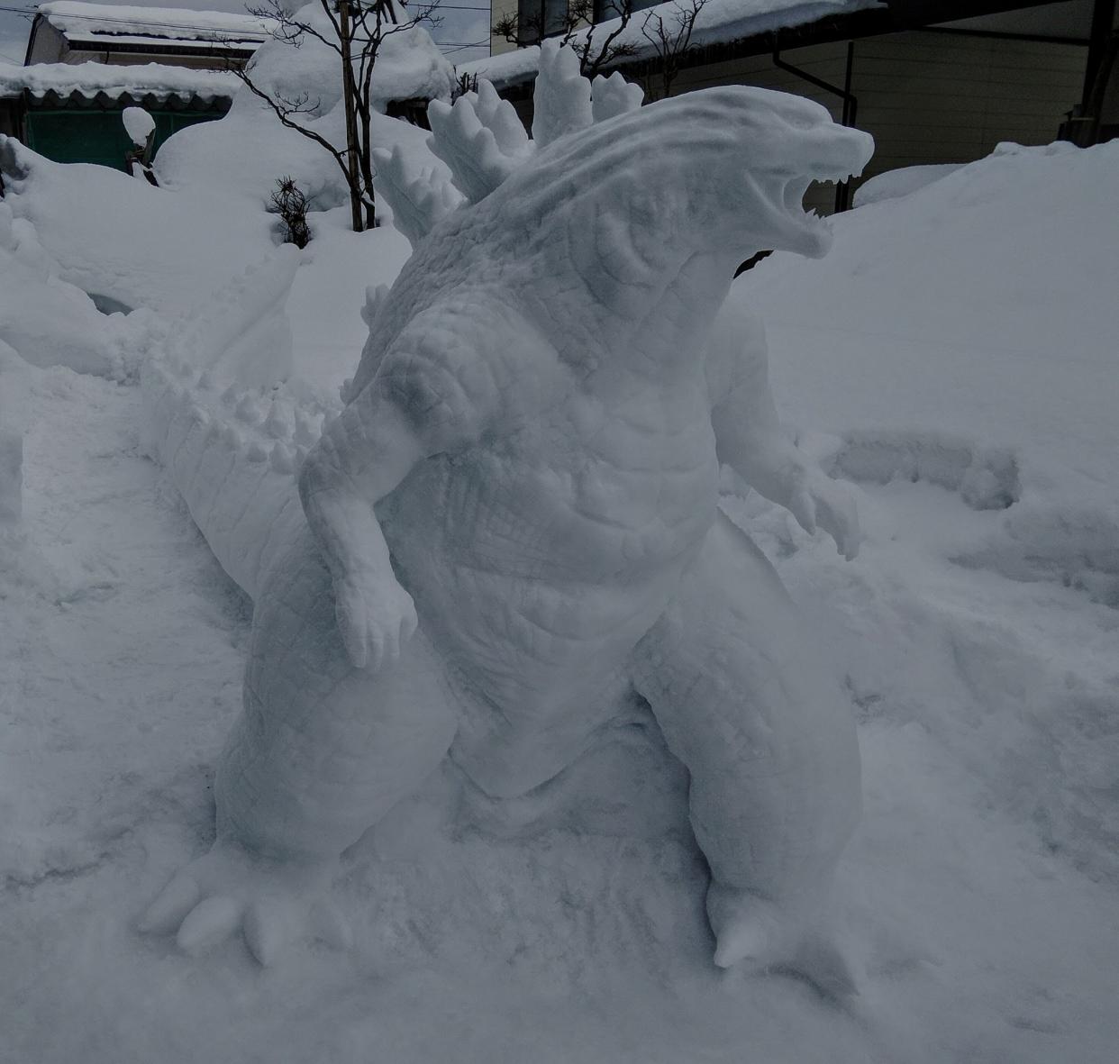 Godzilla snow sculpture by Japanese snowman artist @mokomoko_2015. (Twitter)