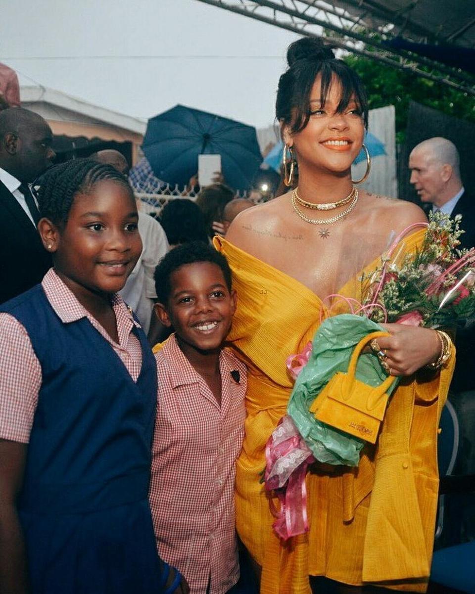 La artista compartió con niños en la calle. Instagram @robzslayage