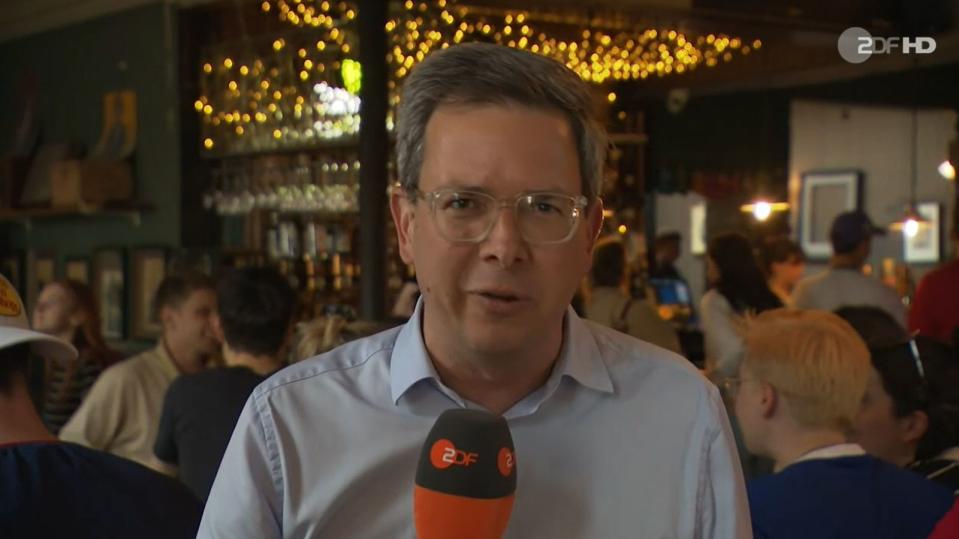 ZDF-Reporter Wolf-Christian Ulrich beim Pub-Besuch. (Bild: ZDF)