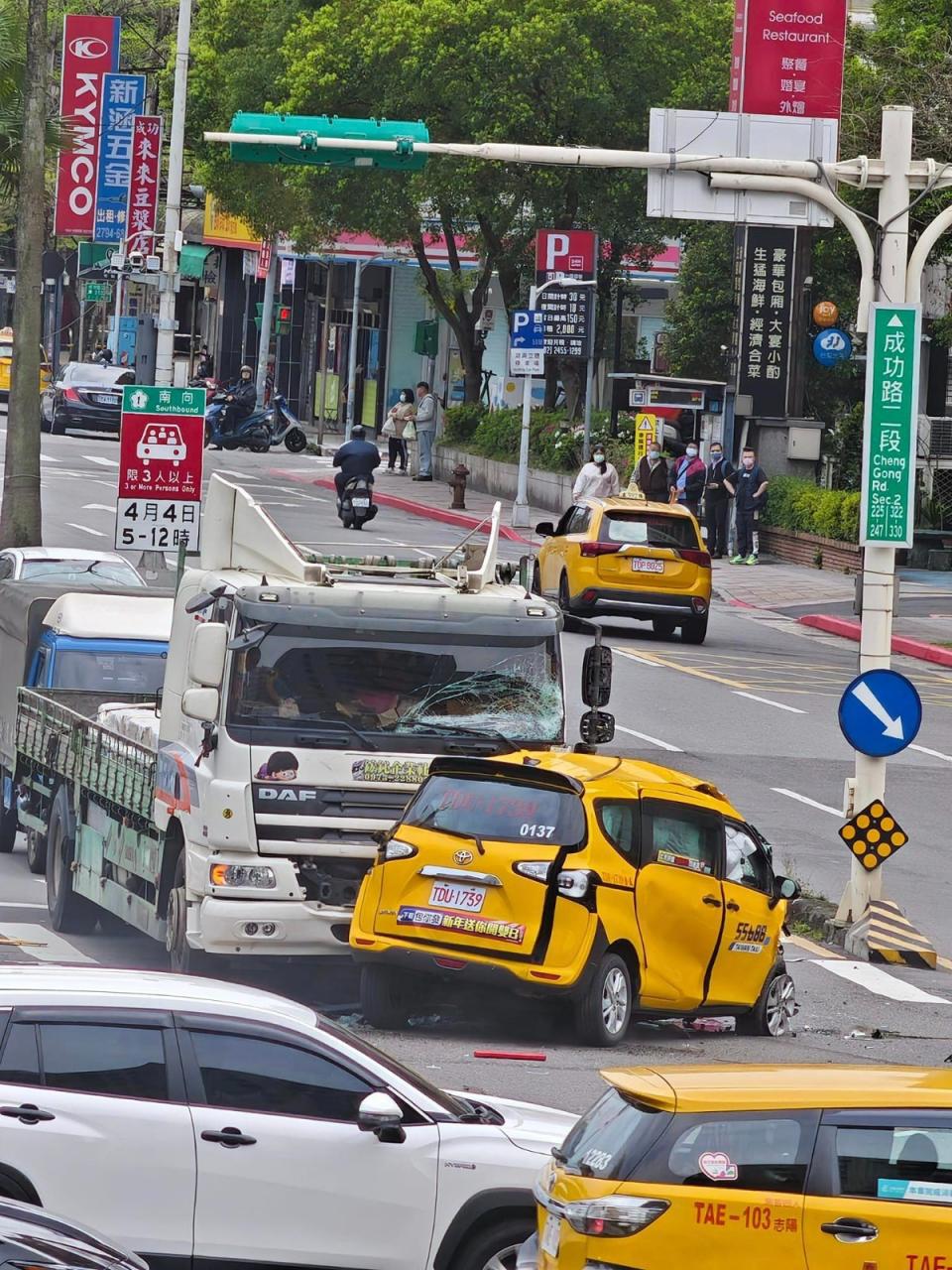 北市內湖發生重大車禍。取自我是東湖人臉書社團