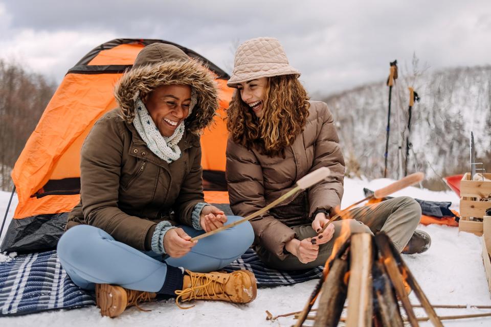 Auch im Winter können Camper verschiedene Outdoor-Aktivitäten genießen. - Copyright: StefaNikolic / Getty Images