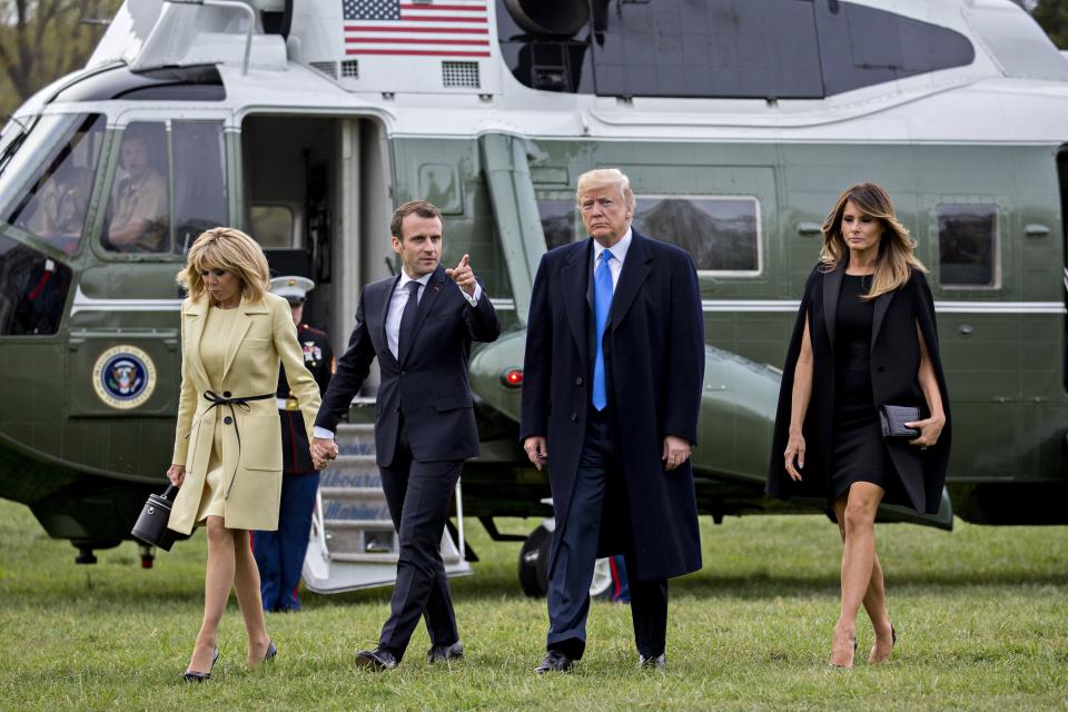 VER12. MOUNT VERNON (EE.UU.), 23/04/2018.- El presidente de los Estados Unidos Donald J. Trump (2d) y su esposa Melania Trump (d) caminan acompañados por el presidente de Francia Emmanuel Macron (2i) y a su esposa Brigitte Macron (i) hoy, lunes 23 de abril de 2018, a su llegada a la mansión del primer presidente de EEUU George Washington en Mount Vernon, Virgina (EE.UU.). EFE/Andrew Harrer /POOL