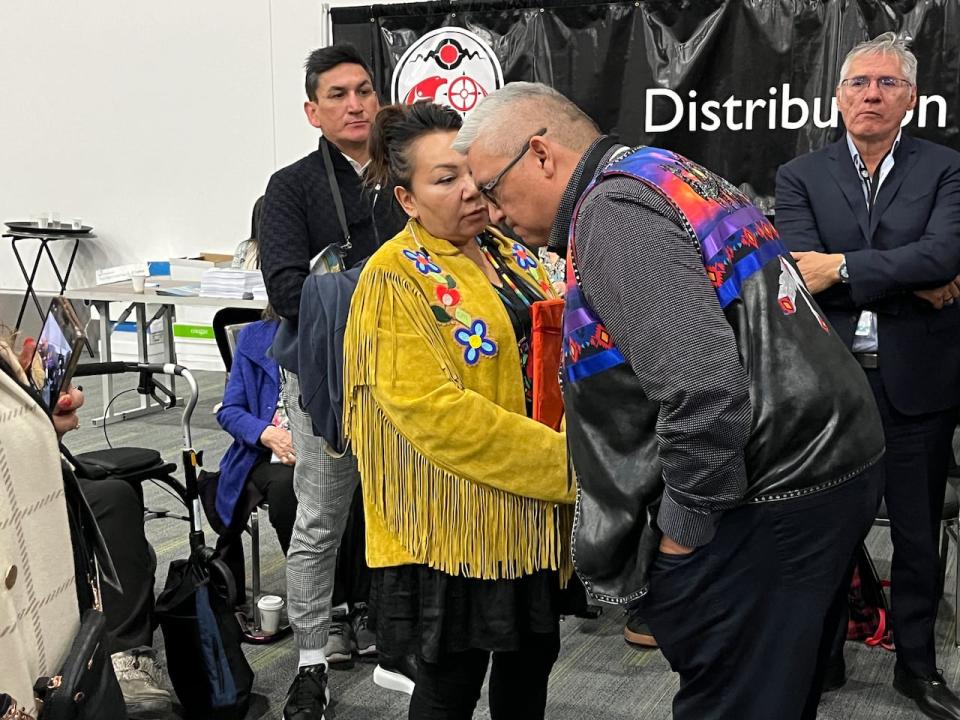 Assembly of First Nations candidates Sheila North and David Pratt confer after first-ballot results in the organization's 2023 election.