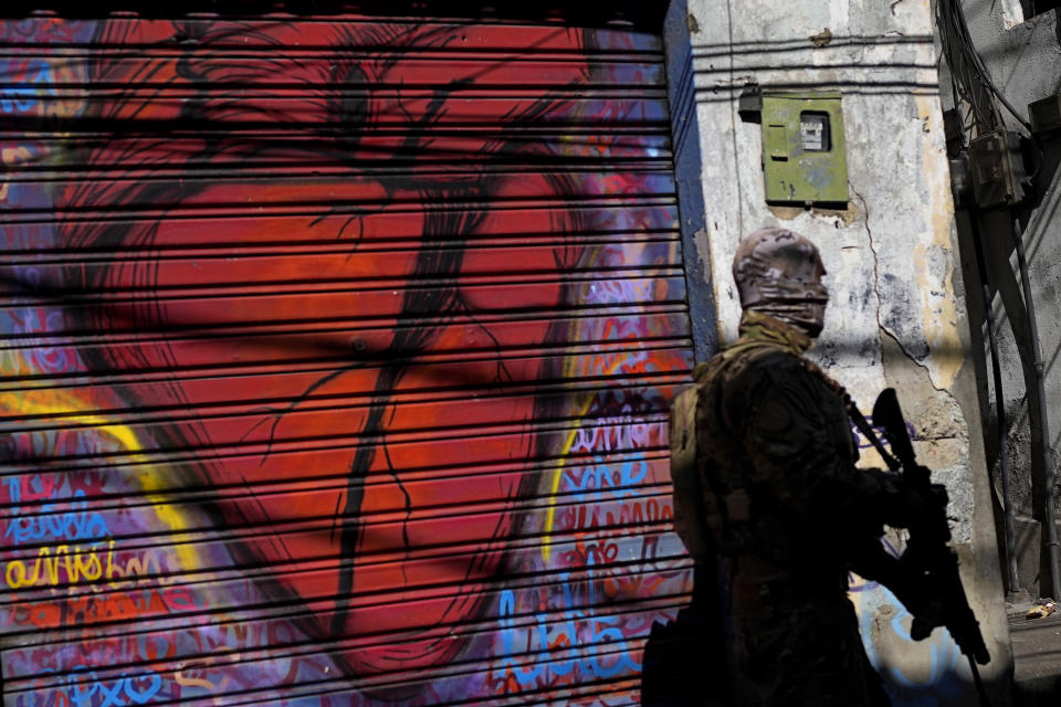 A police takes part in an operation in the Complexo do Alemao favela in Rio de Janeiro, Brazil, Thursday, July 21, 2022. Multiple deaths were reported during the raid that was targeting a criminal group in Rio largest complex of favelas, or low-income communities, that stole vehicles, cargo and banks, as well as invaded nearby neighborhoods. (AP Photo/Silvia Izquierdo)