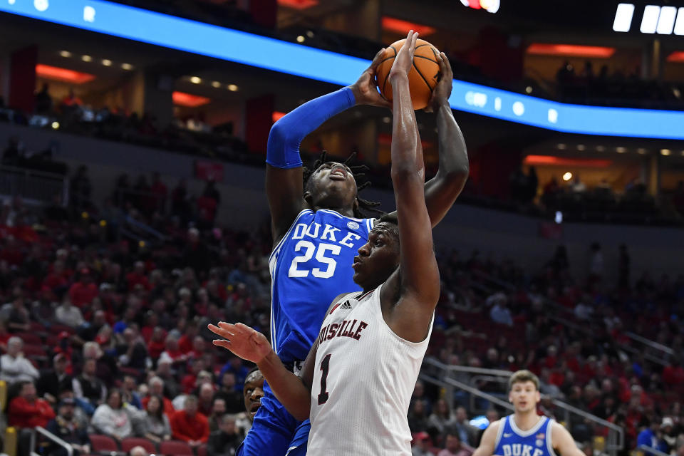 Duke forward Mark Mitchell (25) shoots over Louisville guard Curtis Williams (1) during the first half of an NCAA college basketball game in Louisville, Ky., Tuesday, Jan. 23, 2024. (AP Photo/Timothy D. Easley)