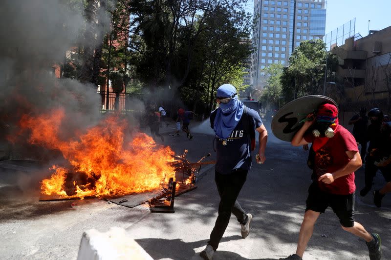 Una barricada encendida se ve en una calle durante manifestaciones por el primer aniversario de las protestas contra el gobierno, en Santiago, Chile