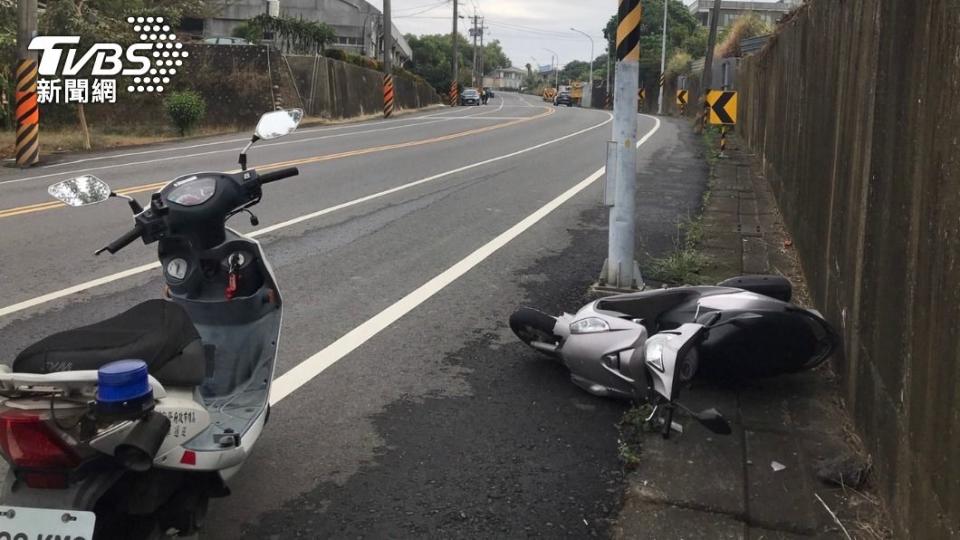 郭女騎車勾到電線自撞摔車。（圖／警方提供）