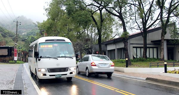 南市交通局協調客運業者加開假日往返梅嶺公車，讓遊客能輕鬆上山賞梅。<br /><br />（記者李嘉祥攝）