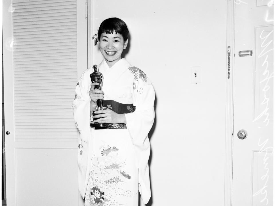 Miyoshi Umeki poses with her Oscar in 1958.