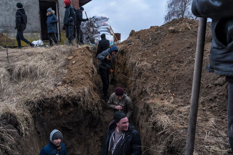 Residentes cavan una trinchera en un puesto de control para combatir fuerzas rusas en Hushchyntsi, el 27 de febrero de 2022