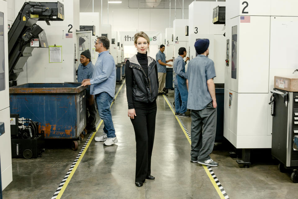 Elizabeth Holmes en un laboratorio de Theranos en Newark, California, el 4 de diciembre de 2015. (Carlos Chavarria/The New York Times)